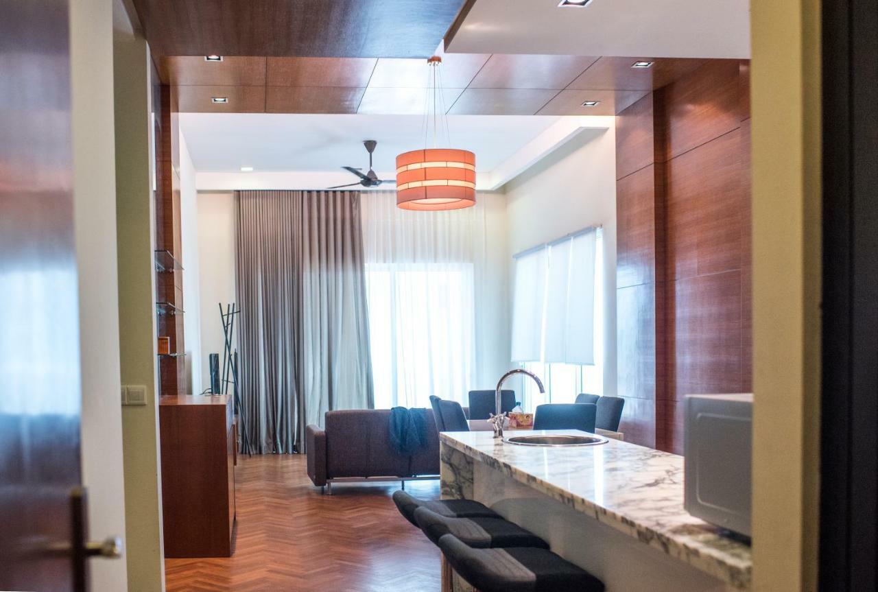 The Suites At Waterside Straits Quay By Plush Bagan Jermal Exterior photo